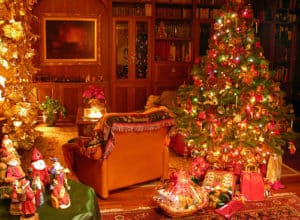 En festpyntet stue med juletræ, der spreder juleglæde.