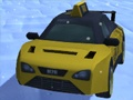 En gul bil kører ned ad en snedækket vej i et spil julespil.