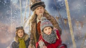 Et Julekalender TV 2021 med en mand og to børn på et skib.