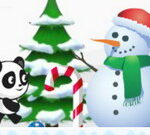 En pandabjørn og en snemand foran et juletræ.